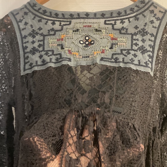 EUC Free People boho style top w/ embroidery at yoke /V neck long sleeve XS - Picture 5 of 9